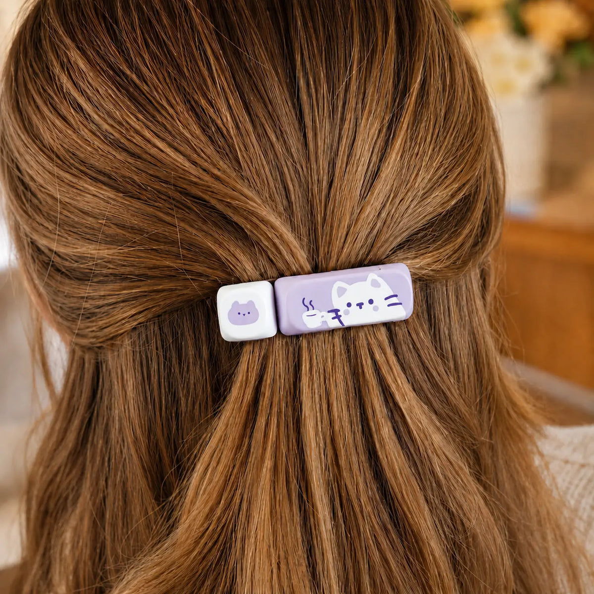 pince à cheveux enfant chat kawaii portée sur une demi-queue
