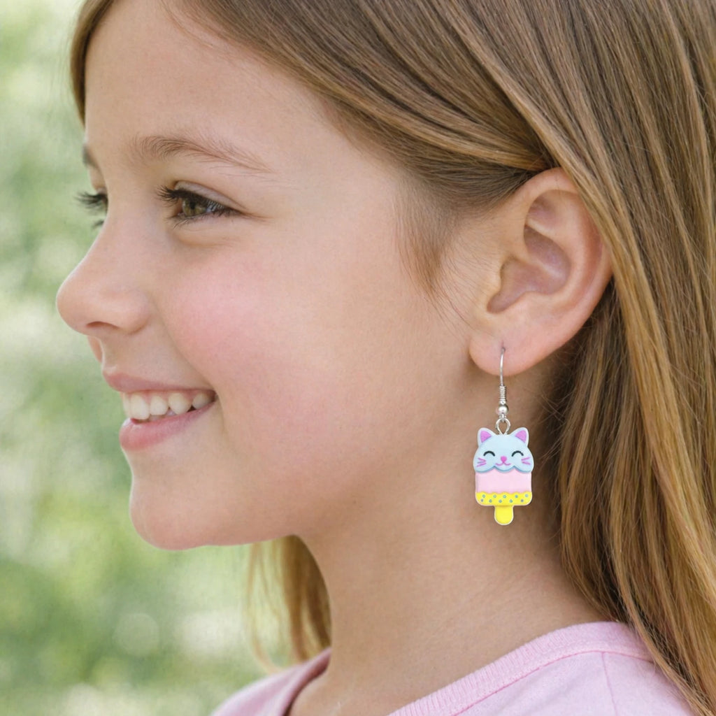 boucles d’oreilles enfant chat kawaii glace bleu style mignon sur oreille enfant