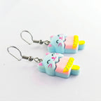 détail boucles d’oreilles chat kawaii glace bleu et jaune en résine finition matte