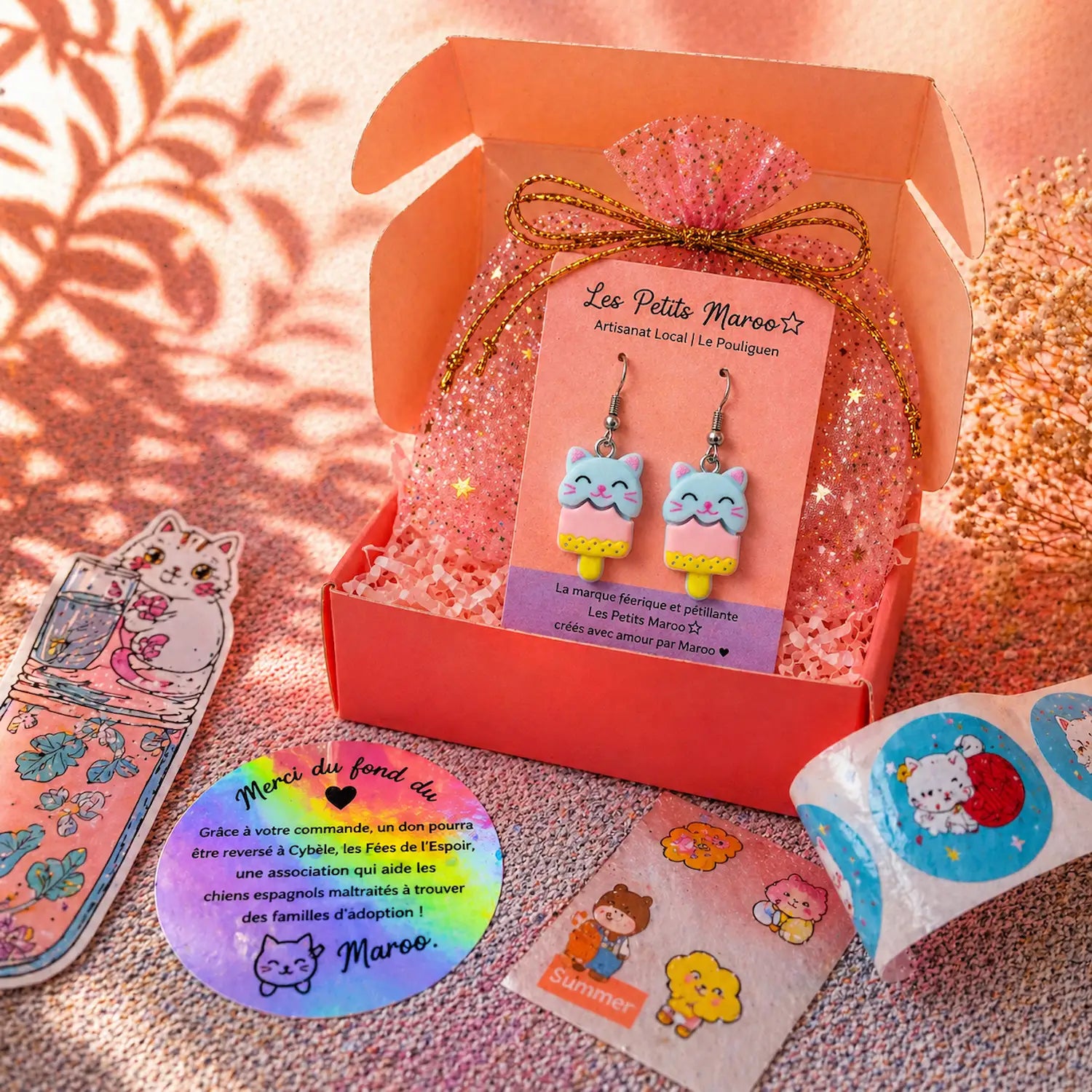 boucles d’oreilles chat kawaii dans boîte cadeau Les Petits Maroo avec pochon