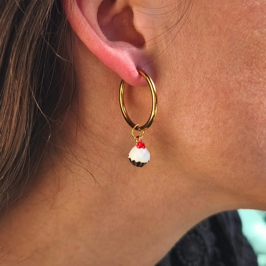 Boucle d’oreille créole dorée avec charm gourmand blanc et rouge