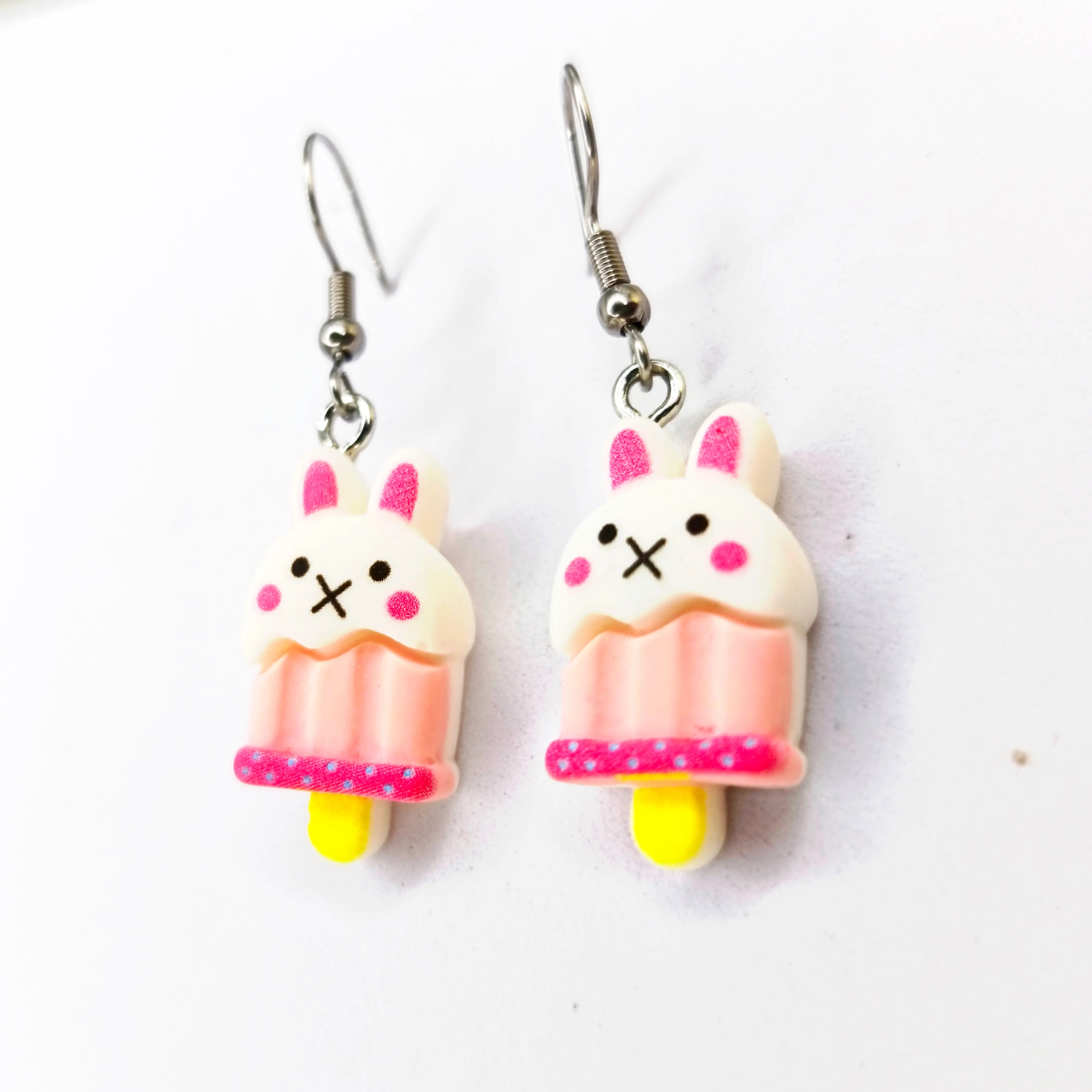 détail boucles d’oreilles lapin kawaii glace en résine blanche