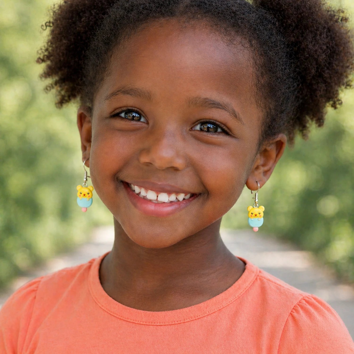 boucles d’oreilles ourson kawaii jaune portées par une enfant bijou mignon et coloré