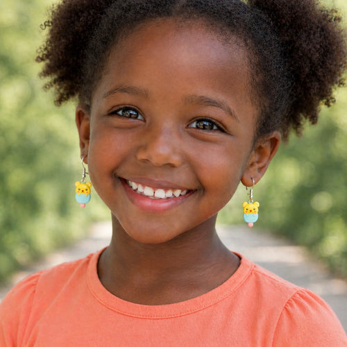 boucles d’oreilles ourson kawaii jaune portées par une enfant bijou mignon et coloré