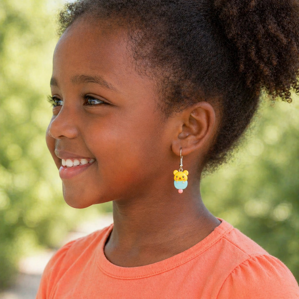 boucles d’oreilles enfant ourson kawaii glace jaune style mignon sur oreille enfan