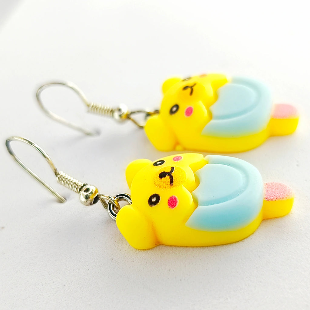 détail boucles d’oreilles ourson kawaii glace jaune en résine finition matte