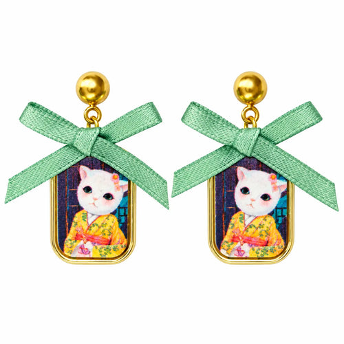 Boucles d’oreilles chat kawaii Akiko Matcha en kimono, vue packshot