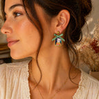Boucles d’oreilles Akiko Matcha en kimono portées à l’oreille