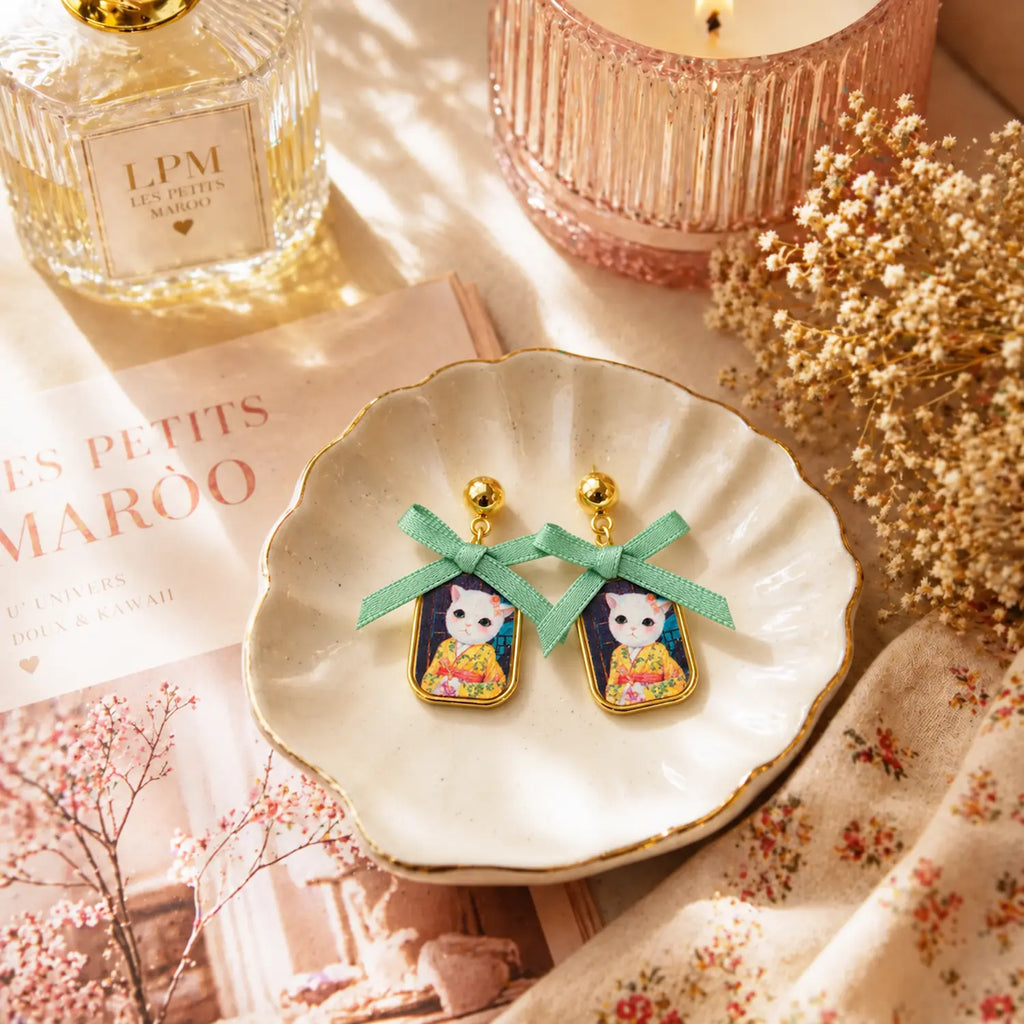 Boucles d’oreilles Akiko Matcha en scène dans un décor lumineux
