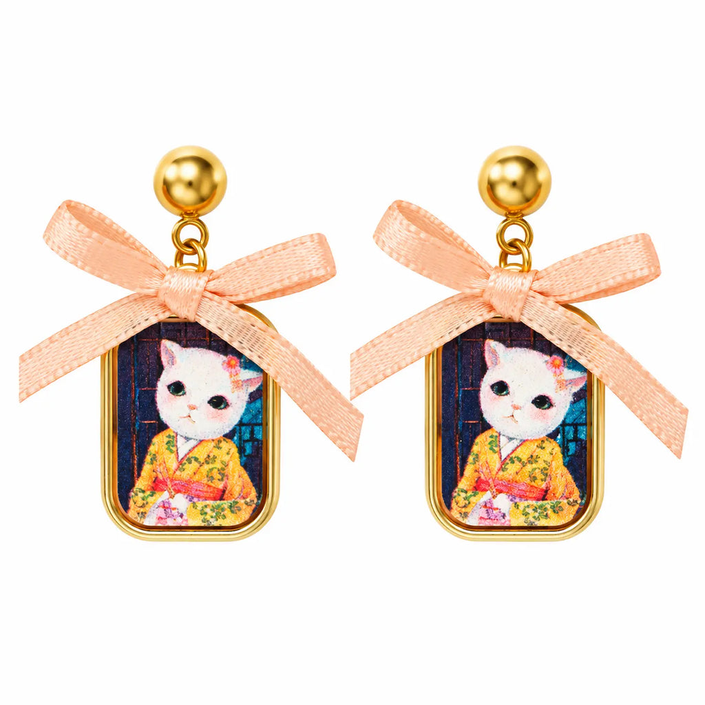Boucles d’oreilles chat kawaii Akiko Sakura en kimono, vue packshot