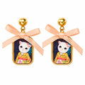 Boucles d’oreilles chat kawaii Akiko Sakura en kimono, vue packshot