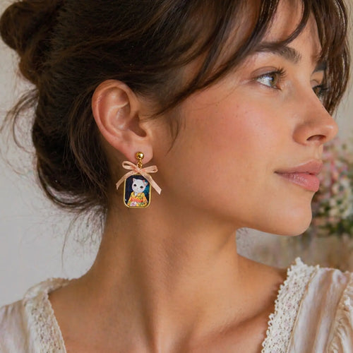 Boucles d’oreilles Akiko Sakura en kimono portées à l’oreille