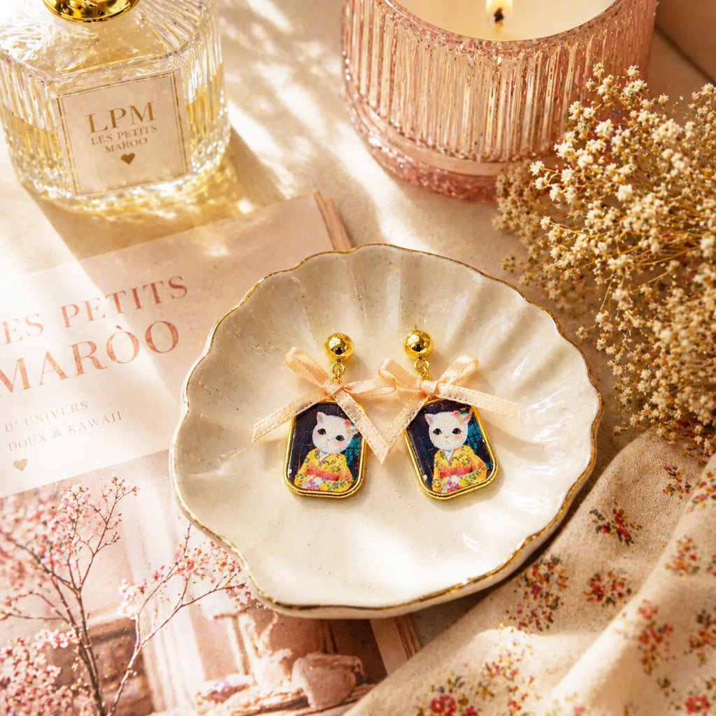 Boucles d’oreilles Akiko Sakura dans une scène florale lumineuse