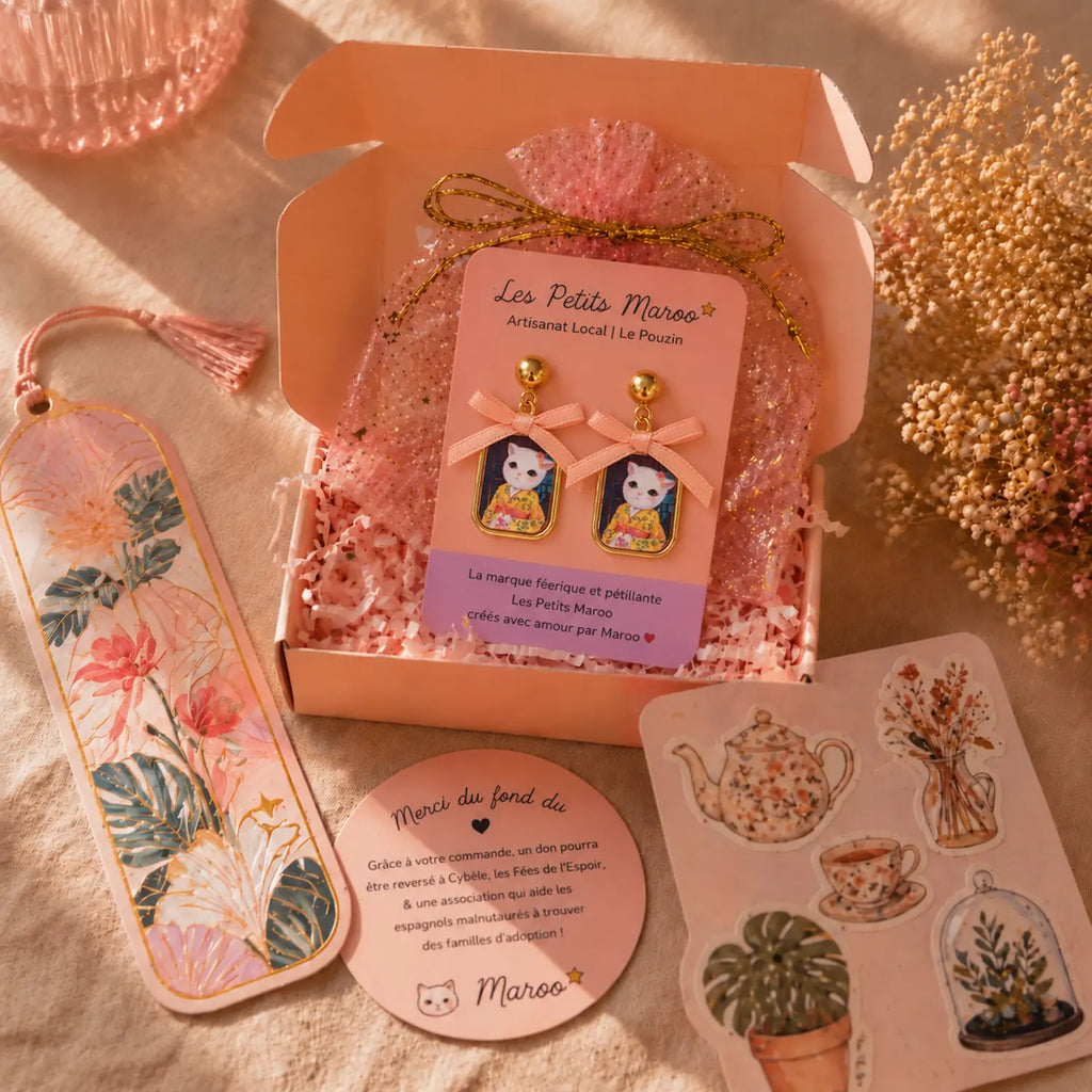 Boucles d’oreilles Akiko Sakura dans leur emballage Les Petits Maroo
