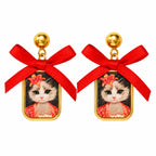 Boucles d’oreilles chat kawaii Alba Roja à fleur rouge, vue packshot