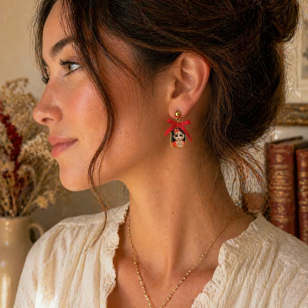 Boucles d’oreilles Alba Roja portées, chat kawaii et ruban rouge