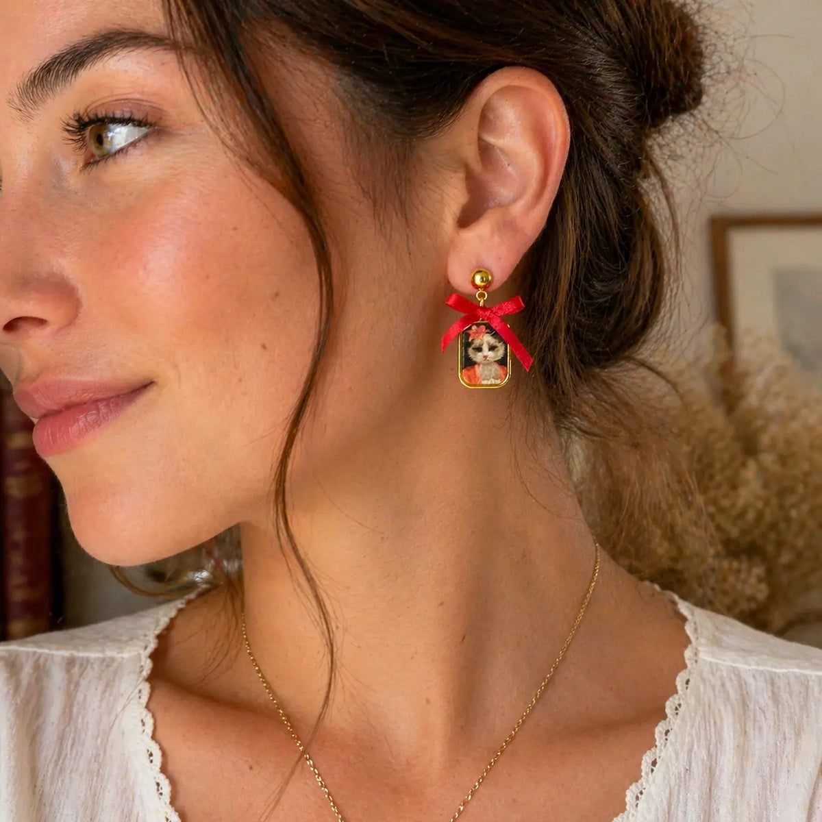 Boucle d’oreille chat kawaii Alba Roja portée à l’oreille