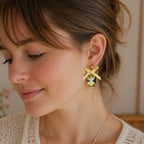 Boucles d’oreilles Mabel Ivory style victorien portées à l’oreille