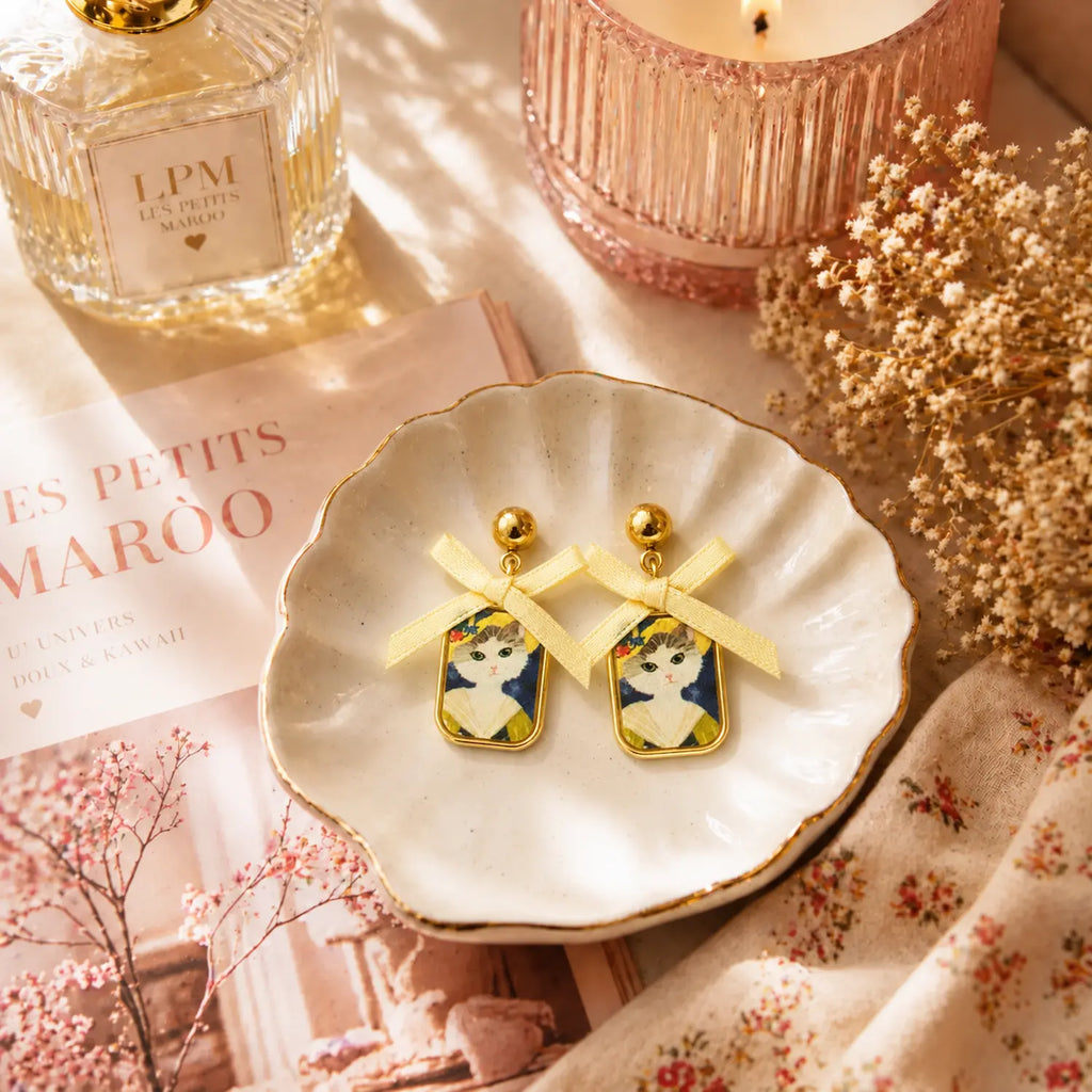 Boucles d’oreilles Mabel Ivory et leur ruban pâle en scène