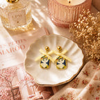 Boucles d’oreilles Mabel Ivory et leur ruban pâle en scène