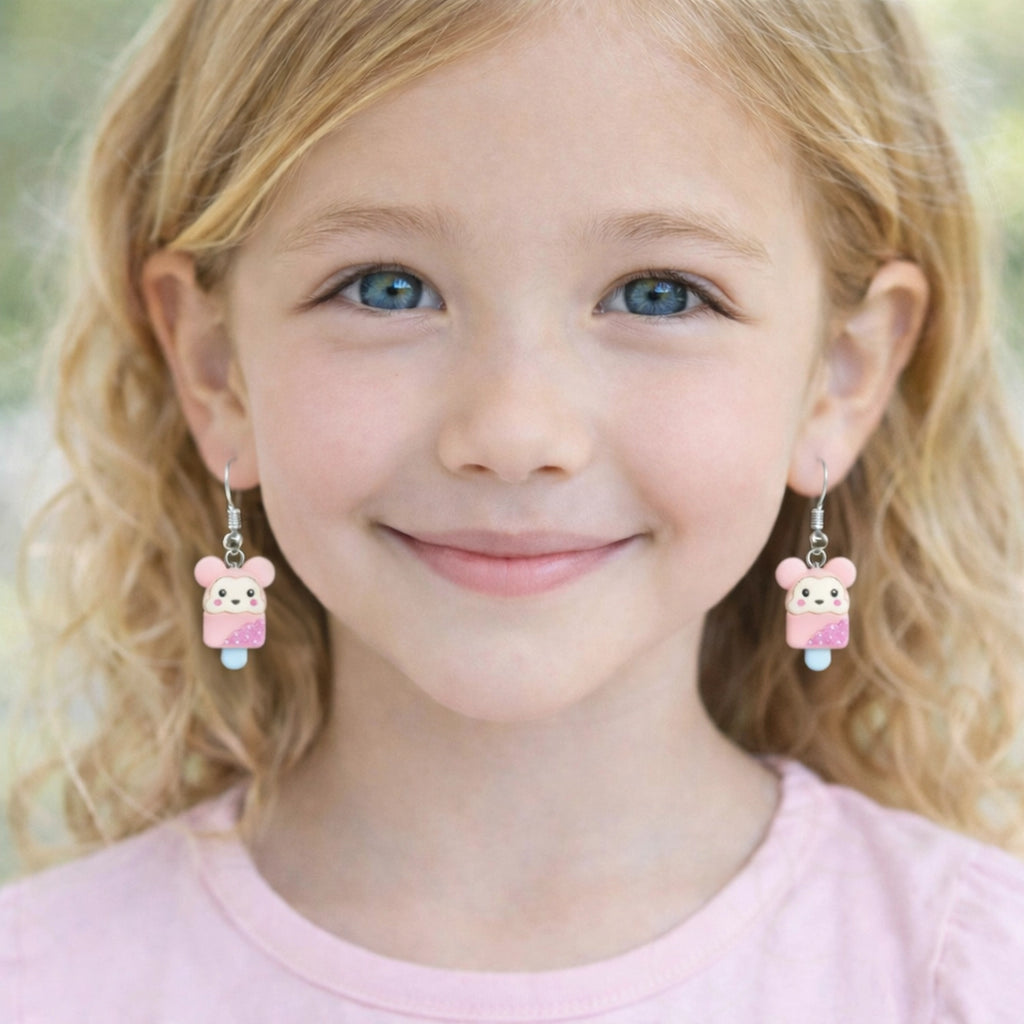 boucles d’oreilles souris kawaii rose portées par une enfant bijou mignon et léger