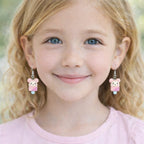boucles d’oreilles souris kawaii rose portées par une enfant bijou mignon et léger