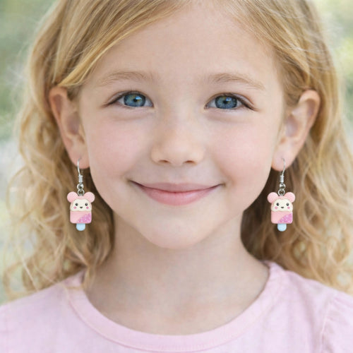 boucles d’oreilles souris kawaii rose portées par une enfant bijou mignon et léger