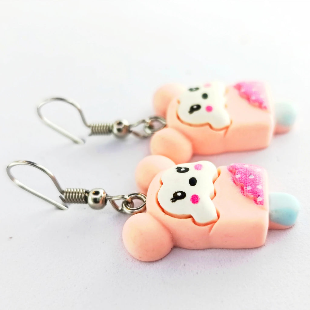 détail boucles d’oreilles souris kawaii glace rose en résine finition brillante