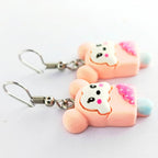 détail boucles d’oreilles souris kawaii glace rose en résine finition brillante