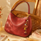 Charm banane Zaza intégré à un bijou de sac sur sac rouge