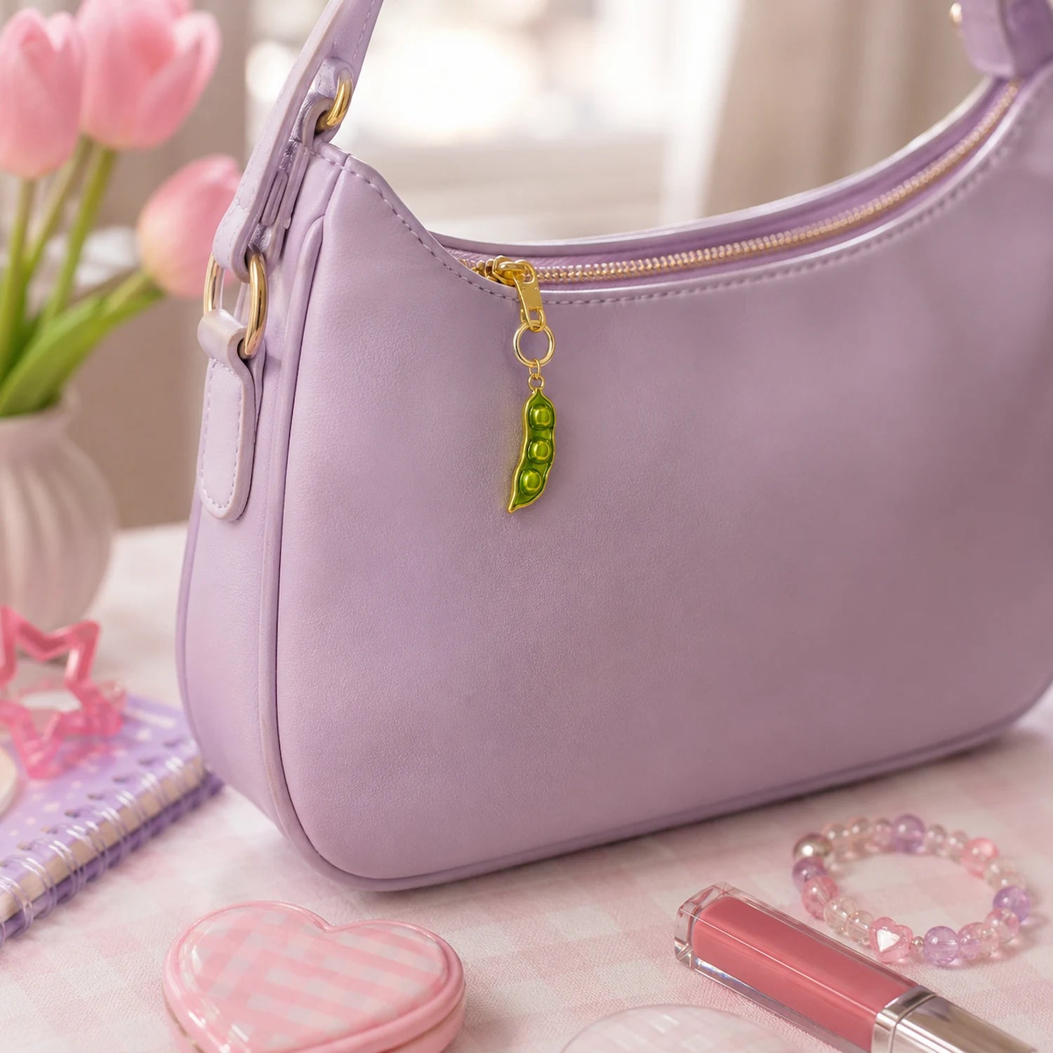 charm haricot vert kawaii transformé en bijou de sac sur sac à main lavande avec détails dorés