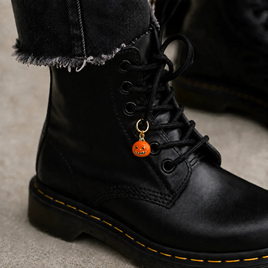 Charm citrouille Halloween Jack accroché aux lacets d’une botte noire