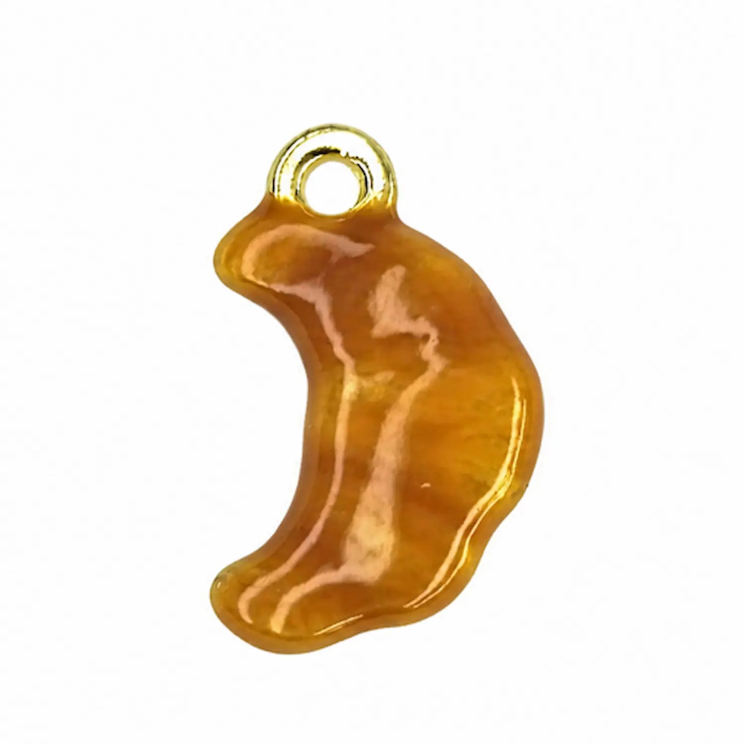 Charm croissant caramel Luna en métal doré et émail sur fond blanc – vue principale
