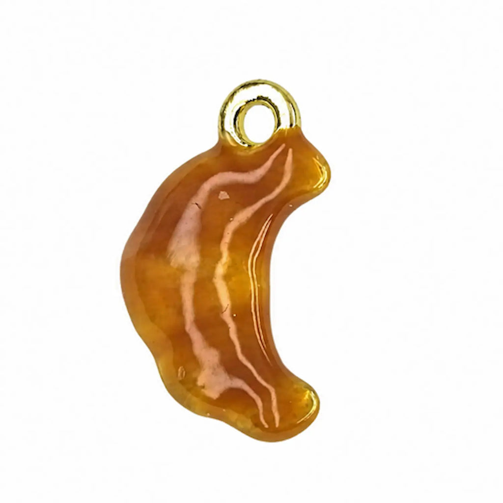 Charm croissant caramel Luna en métal doré et émail – détail côté creux