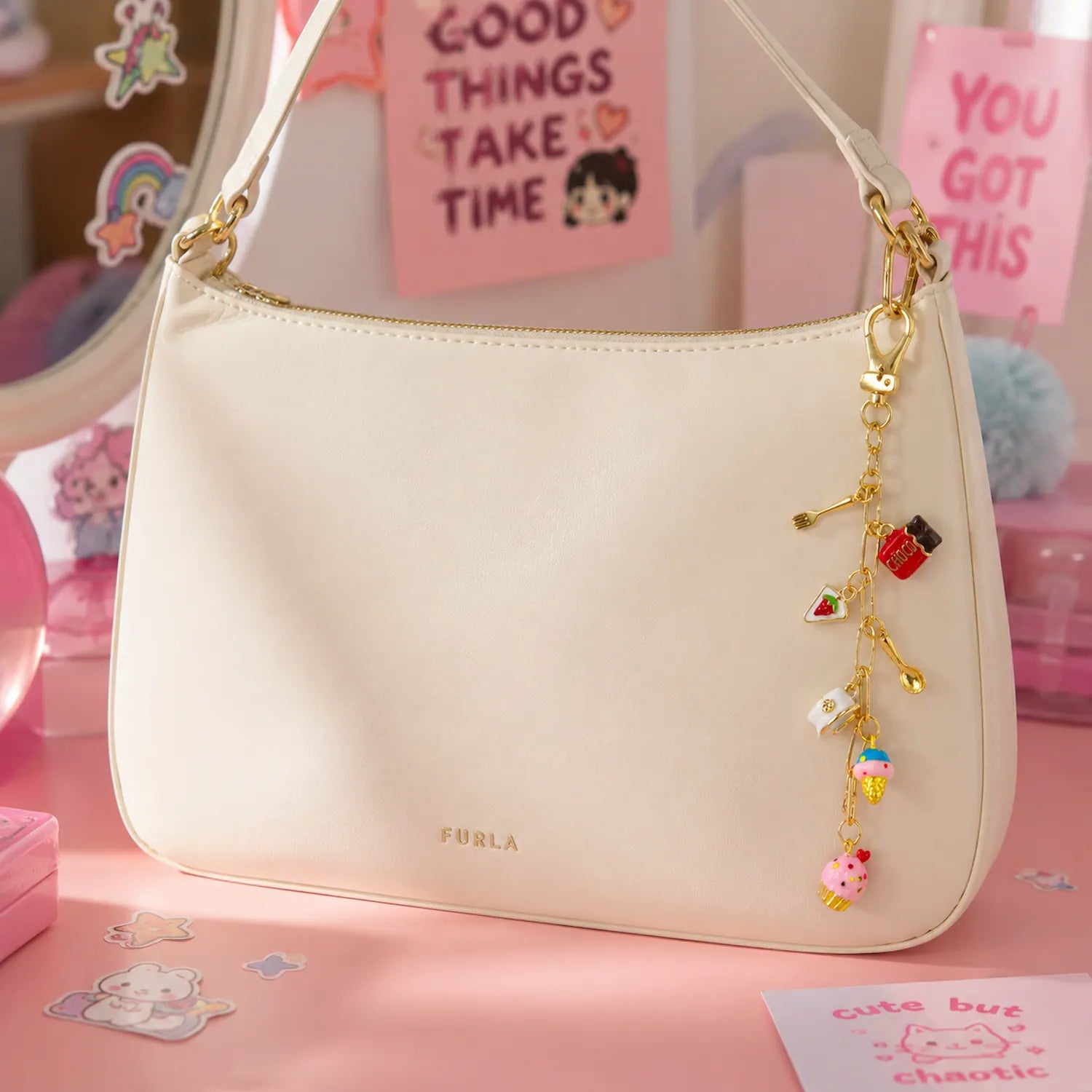 charm glace kawaii transformé en bijou de sac dans un univers pastel et coloré