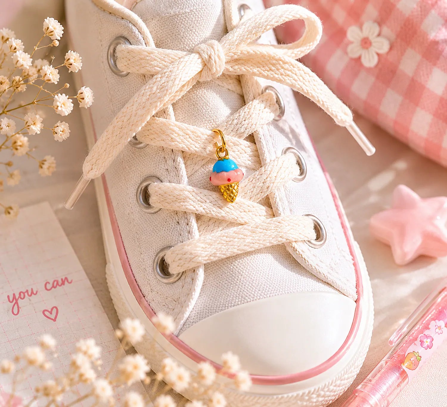 charm glace kawaii transformé en bijou de lacets dans un univers pastel et coloré