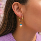 créole dorée avec charm glace kawaii porté dans un style doux et tendance