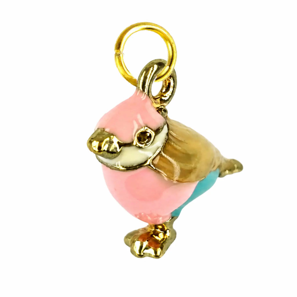 Détail du charm oiseau rose et doré avec anneau