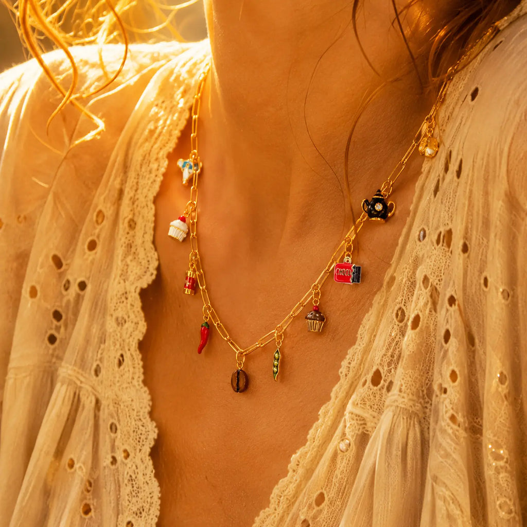 Charm piment rouge Fuego porté sur un collier à charms