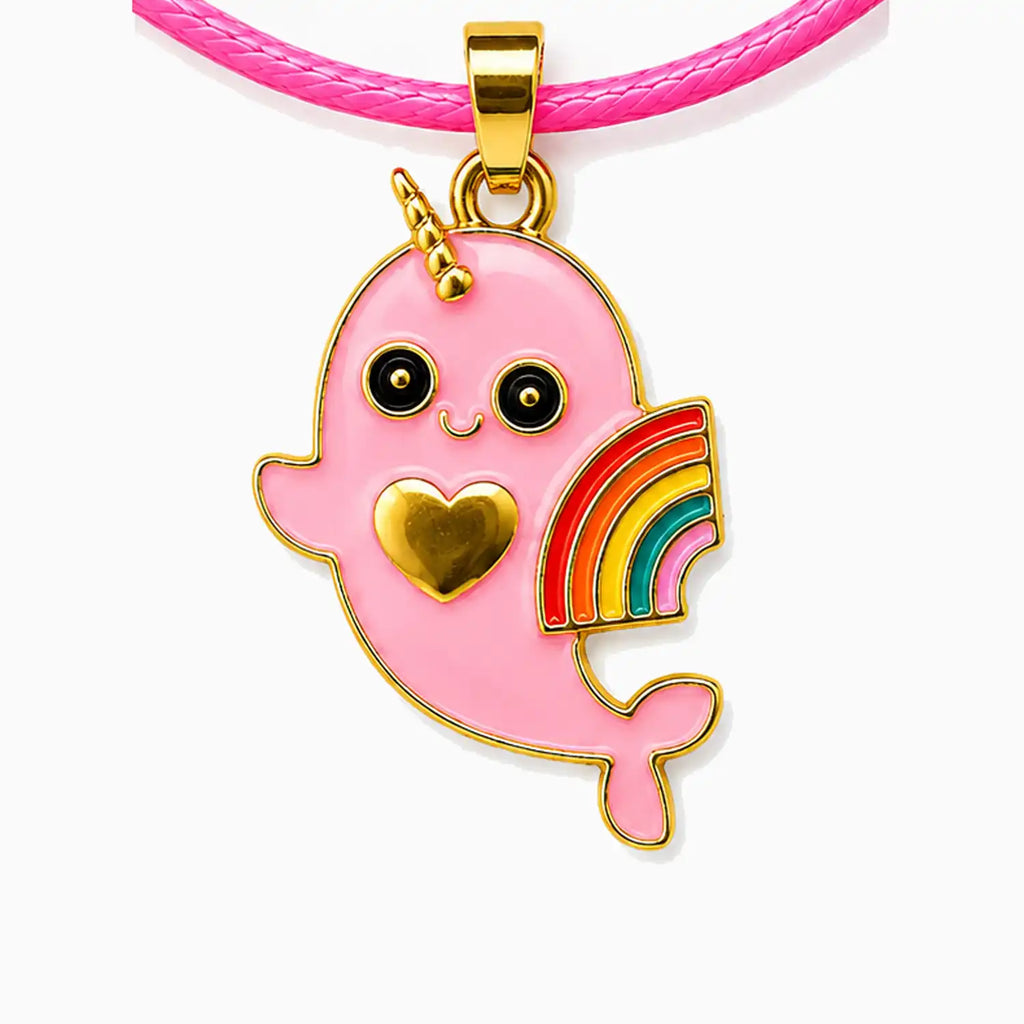 détail du pendentif Narvalicorne rose du collier d’amitié BFF en métal doré émaillé