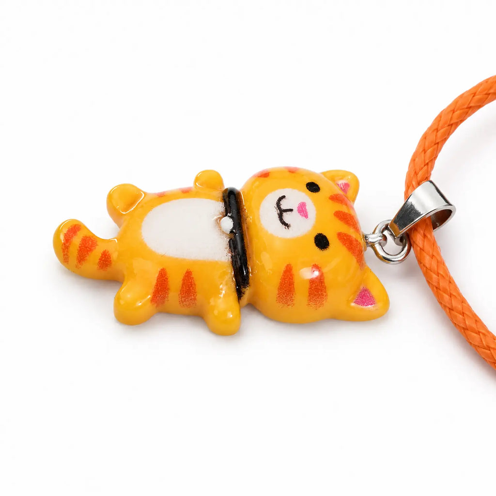 détail du pendentif chat orange rayé Kumquat