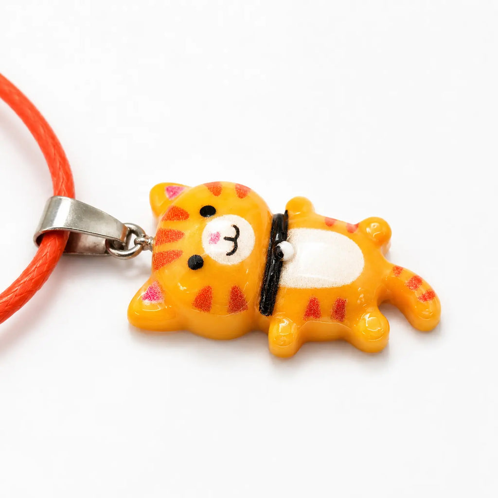 vue rapprochée du collier chat kawaii orange Kumquat