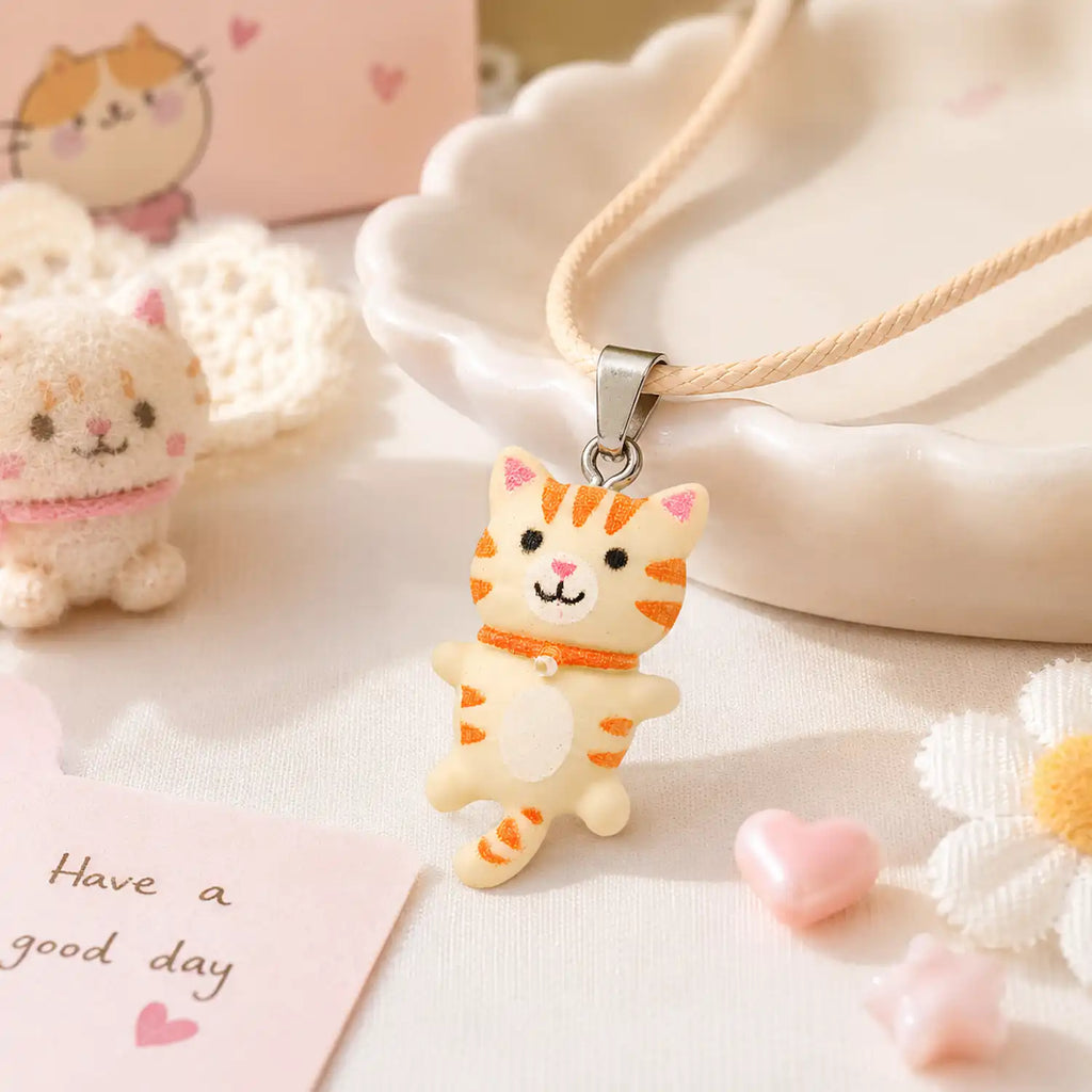 collier chat beige rayé Mikan dans une ambiance kawaii pastel