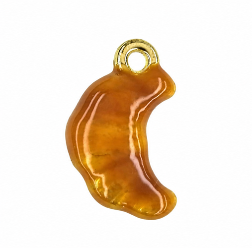 Charm croissant Luna en émail caramel et métal doré, vue de face sur fond blanc
