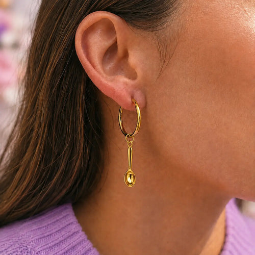 Charm cuillère dorée Lumi porté sur créole dorée style bijou minimaliste