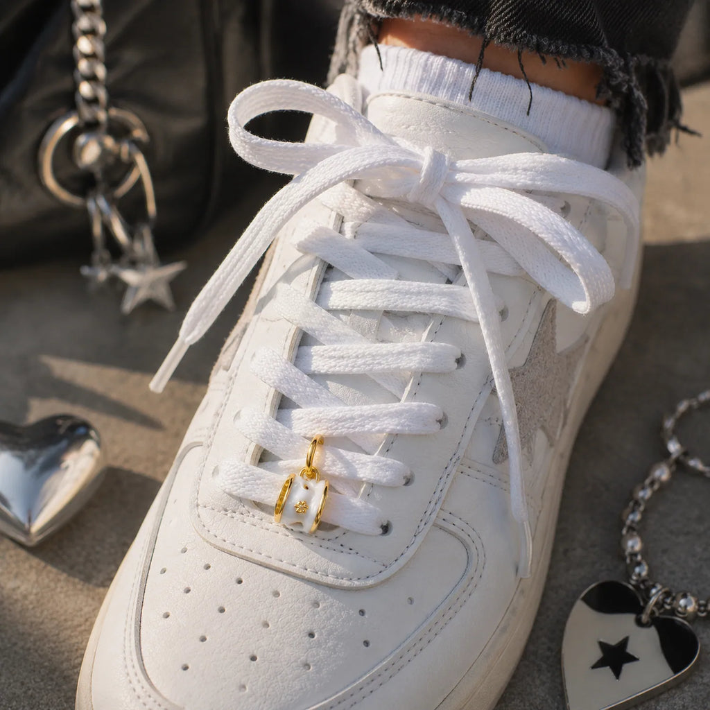 Charm tasse dorée Moka accroché à des lacets de sneakers ado adulte