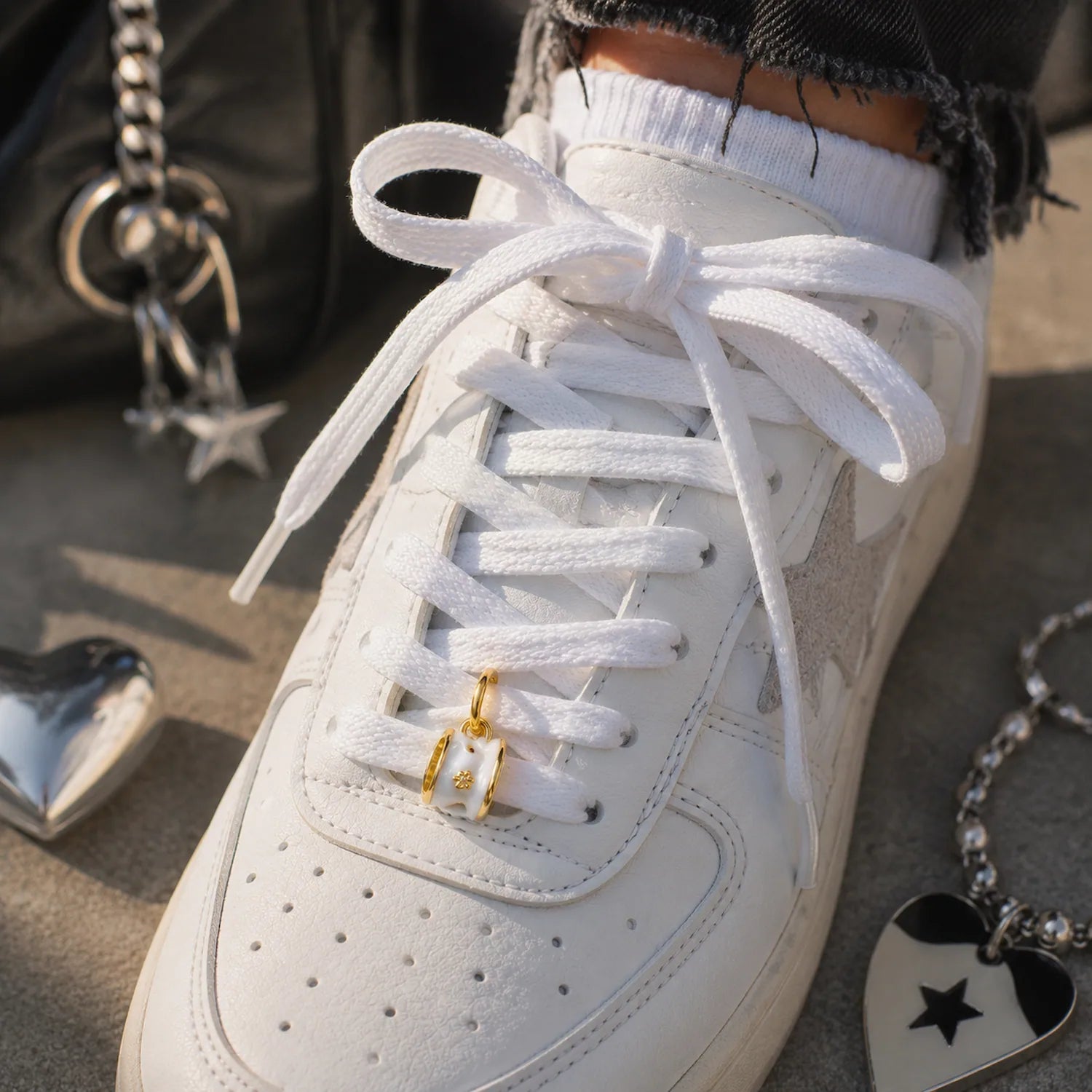Charm tasse dorée Moka accroché à des lacets de sneakers ado adulte