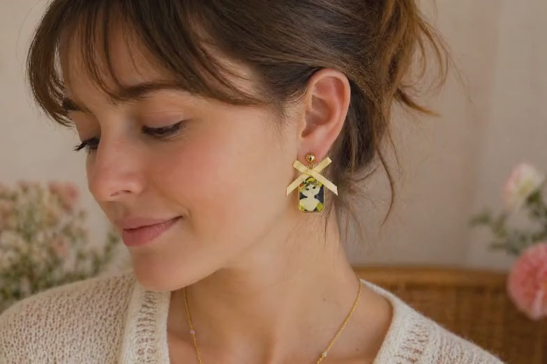 Vidéo des boucles d’oreilles Mabel Ivory, chat kawaii au style victorien