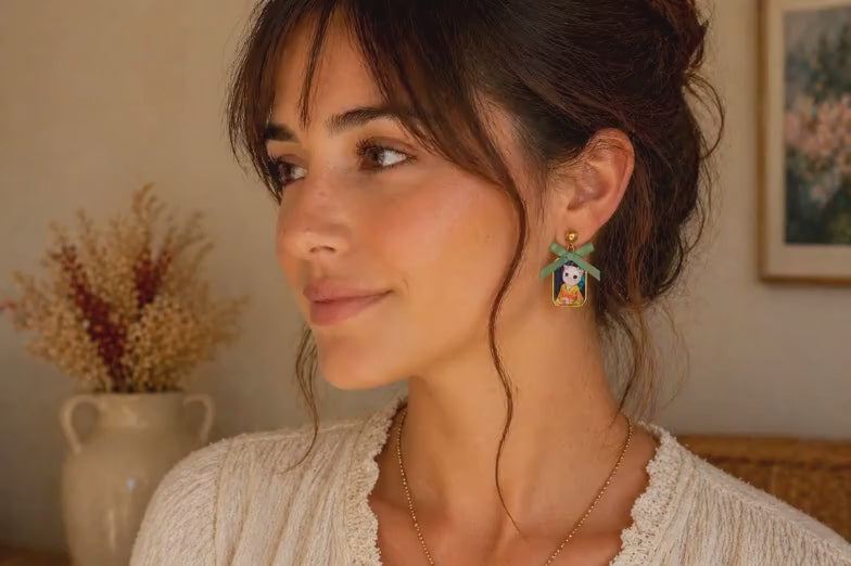 Vidéo des boucles d’oreilles Akiko Matcha, chat kawaii en kimono et ruban vert
