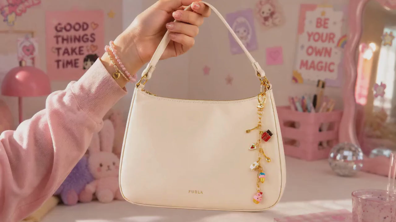 vidéo lifestyle de charms doré portés en bijou de sac personnalisé